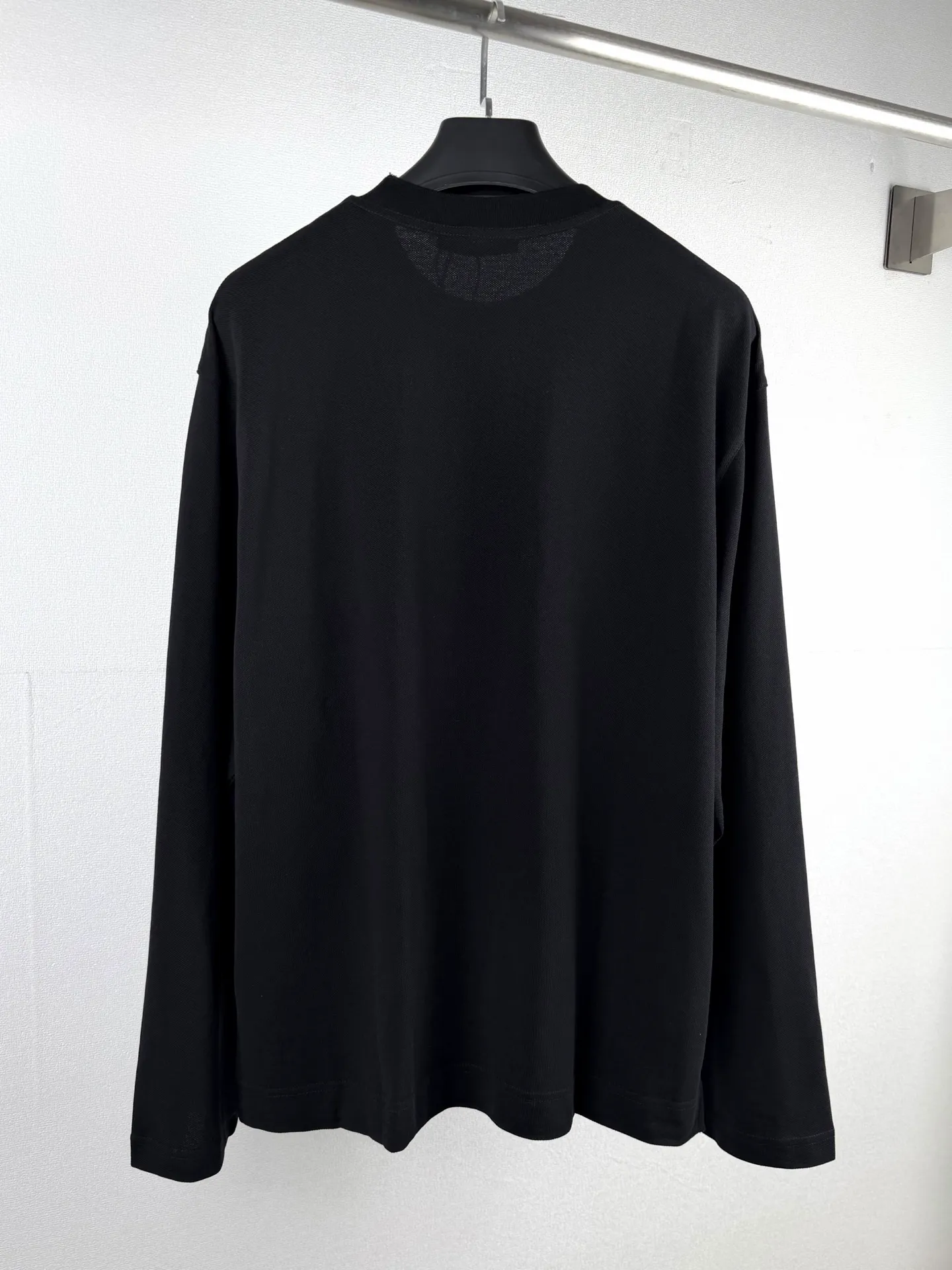 ACNE Studios embroidered logo long-sleeved T-shirt. Customized matte luxury piqué cotton. The texture is dense, soft and skin-friendly. The misty night black is the keynote. The delicate texture is smudged with luxurious soft light. The iconic embroidered logo is engraved on the chest. The same logo on the hem is exquisitely echoed. The minimalist silhouette hides high-level recognition. It has both eye-catching tension and noble texture. It perfectly interprets the Scandinavian minimalist style. Unlock the code of street luxury trends. Process 1: Use imported machine embroidery technology. Use advanced computer control systems and precision mechanical components to realize Acne Studios logo work. High precision. Smooth and delicate lines. Process 2: The fabrics have been fermented and washed. The texture is better. Not easy to deform. Not easy to shrink. Not easy to fade. Maintain long-term beauty. Accessories: Customized 1:1 Acne trademark. Version: loose version. Size: S M L XL.